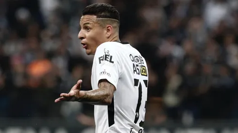 Lateral esteve próximo de vestir novamente a camisa do Timão — Foto: Getty Images