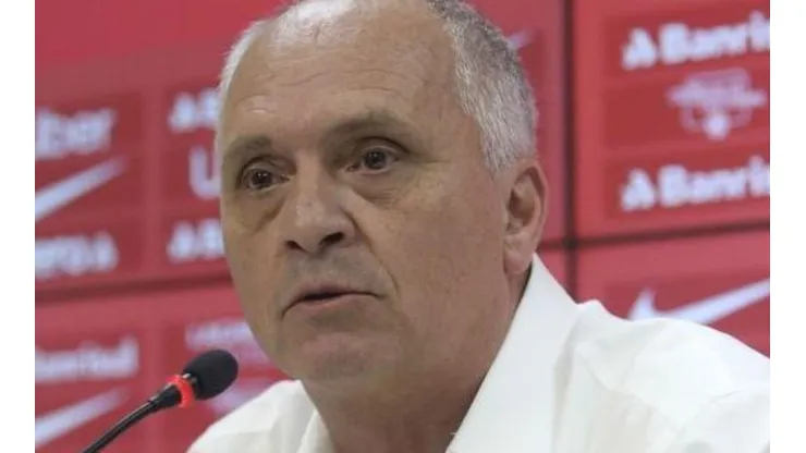 Medeiros confirma saída de Coudet e 'culpa' o técnico argentino