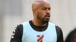 Thiago Heleno reuniu o elenco no intervalo e trouxe mudanças na 2ª etapa - Foto: Divulgação/Athletico.