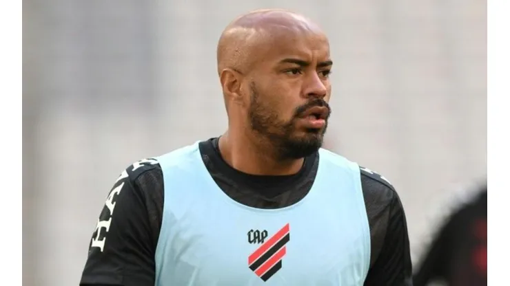 Thiago Heleno reuniu o elenco no intervalo e trouxe mudanças na 2ª etapa - Foto: Divulgação/Athletico.