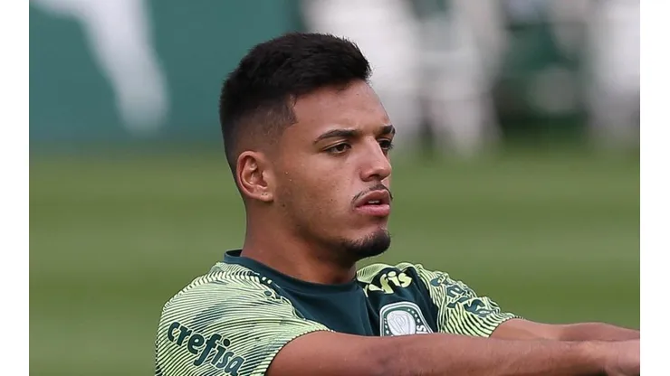 Menino deslocado e novo reserva de Viña: Abel já acena montar Palmeiras