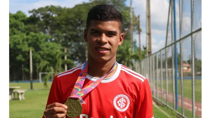 Botafogo avança por contratação do meia Cesinha