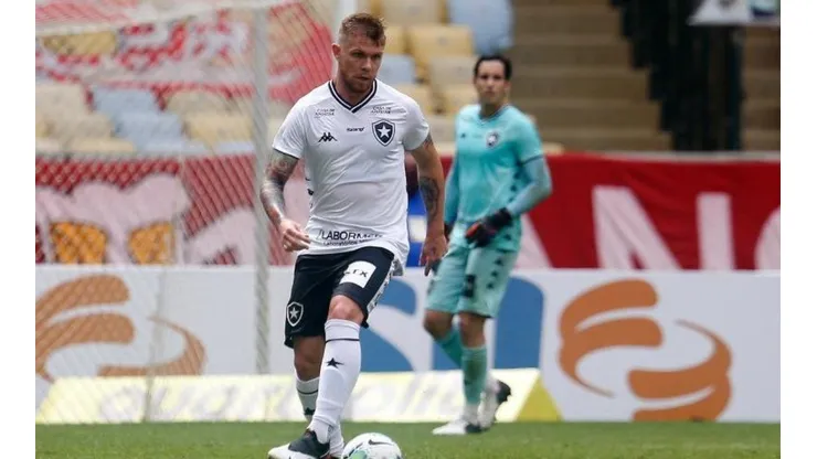 Em briga na web, Forster revela salários atrasados no Botafogo