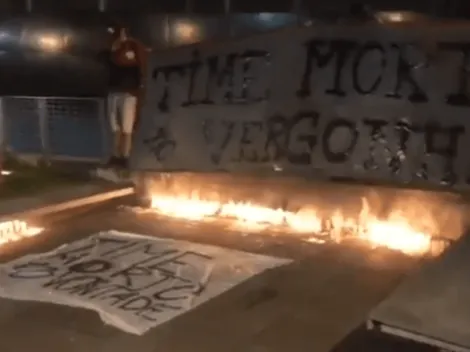 Torcedores do Athletico protestam em frente à Arena da Baixada