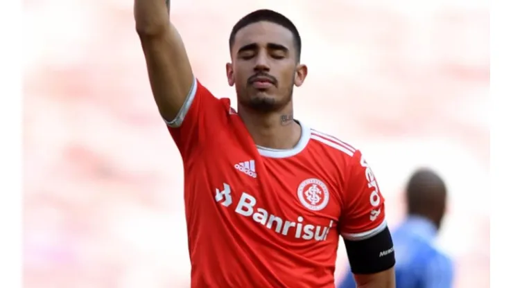 Galhardo lamenta expulsão contra o Corinthians e pede desculpas aos companheiros