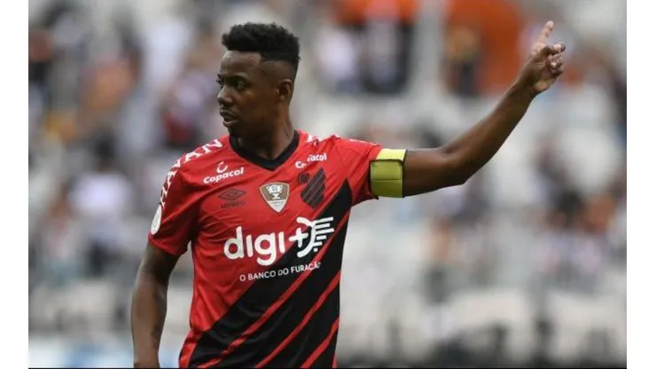 Wellington disputa vaga no meio. Foto: Miguel Locatelli/Site Oficial do Athletico/Divulgação