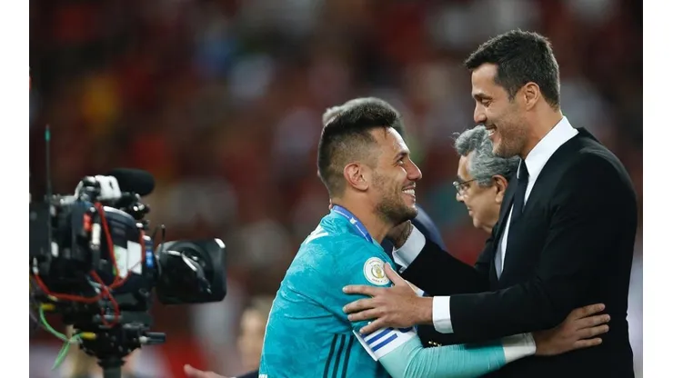 Júlio César e Diego Alves — Foto: Getty Images