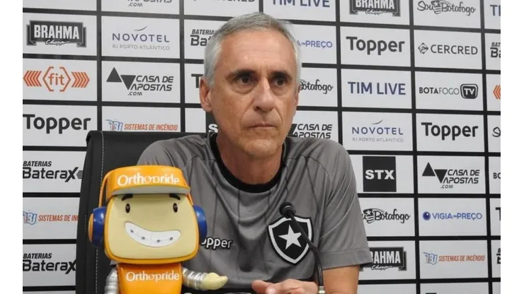 Flávio Tenius exalta postura dos jogadores do Botafogo