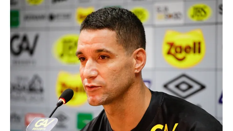Thiago Neves durante apresentação no Leão — Foto: Anderson Stevens / Sport Club do Recife