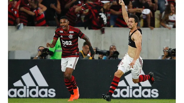 Vitinho e Rodrigo Caio — Foto: Getty Images