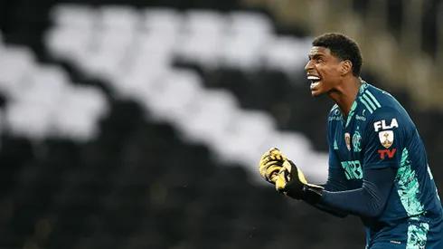 Hugo vibra com o primeiro pênalti defendido como profissional do Flamengo