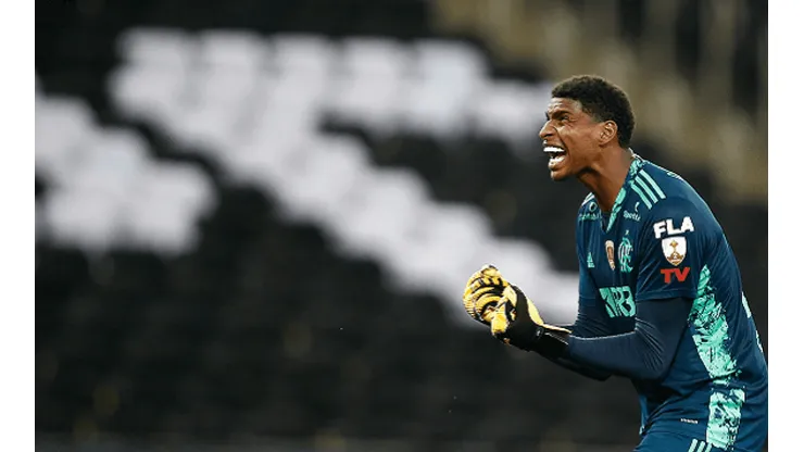 Hugo vibra com o primeiro pênalti defendido como profissional do Flamengo