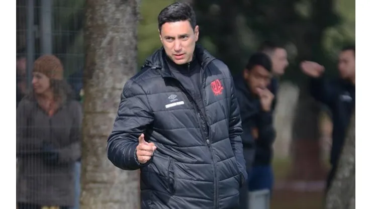 Eduardo vem substituindo Autuori na beira do campo - Foto: Divulgação/Athletico.
