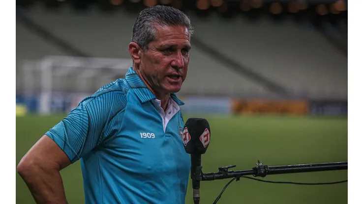 Jorginho 'desafia' torcida do Coritiba: "A equipe está jogando bem"