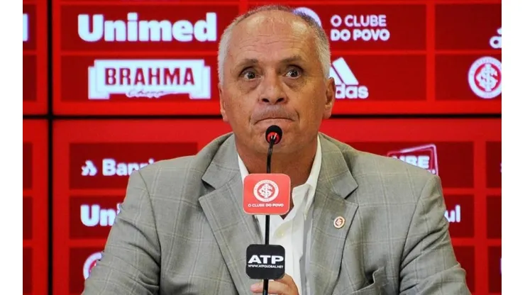Com proposta na mesa de Medeiros, renovação de Galhardo é discutida