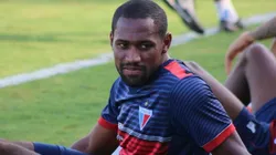 Tinga: polivalente lateral será improvisado (Foto: Leonardo Moreira/ FortalezaEC/Divulgação)