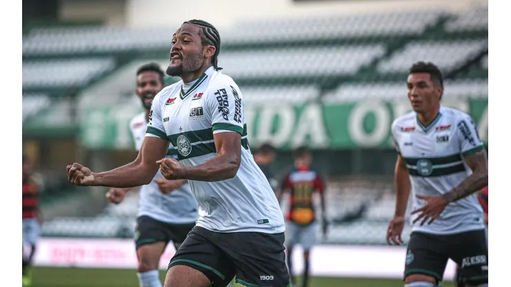 Sabino: zagueiro volta ao time (Foto: Divulgação/Coritiba)