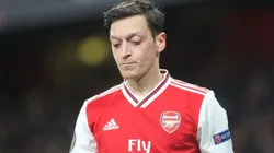 Arsenal não inscreve Özil na Premier League e meia se revolta