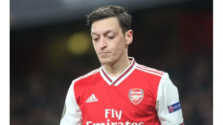 Arsenal não inscreve Özil na Premier League e meia se revolta