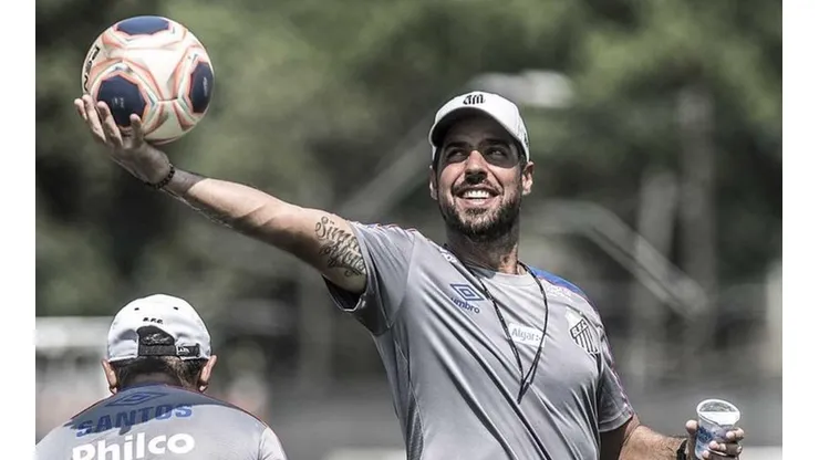 António Oliveira: próximo do Furacão (Foto: Ivan Storti/Santos FC/Divulgação)