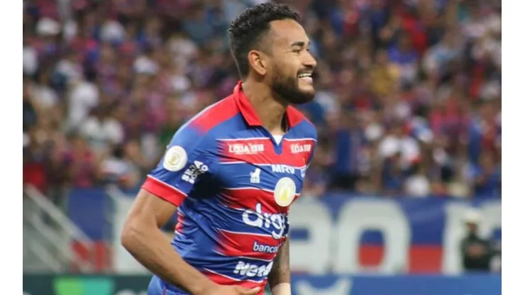 Jackson: comemoração da taça e 'provocada' no rival (Foto: Leonardo Moreira/Fortaleza EC)