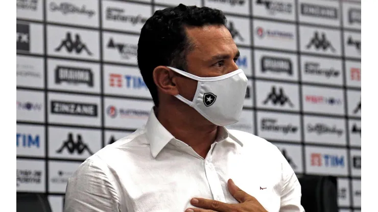Túlio Lustosa estuda contratação de atacante do Goiás