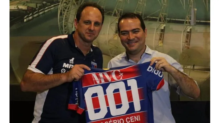 Ceni e Paz: presidente confia no trabalho do técnico (Foto: Leonardo Moreira / Fortaleza EC / Divulgação)