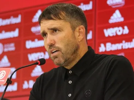 Barcellos deixa Coudet em 'saia justa' ao apontar oportunidades para zagueiro