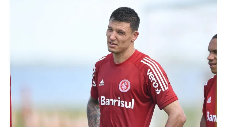 Inter se aproxima de renovação com Musto