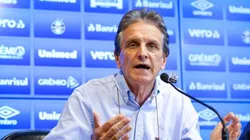 Dirigente gremista estava muito revoltado na coletiva — Foto: Lucas Uebel/Divulgação Grêmio