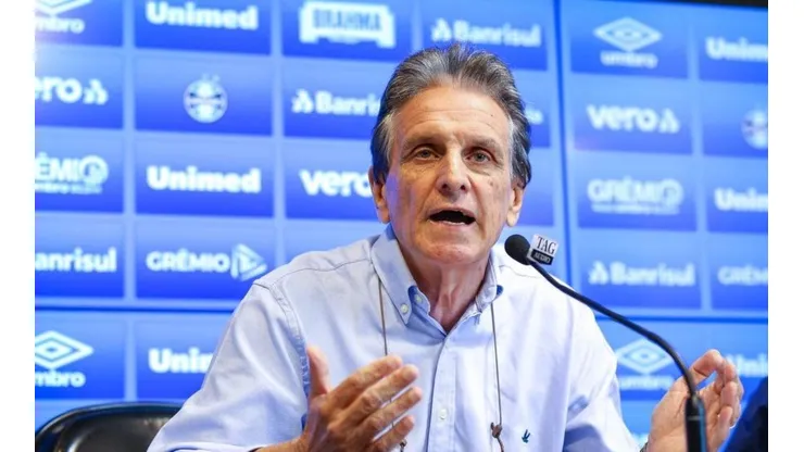 Dirigente gremista estava muito revoltado na coletiva — Foto: Lucas Uebel/Divulgação Grêmio