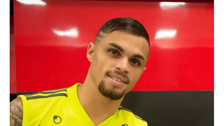 Michael em sua chegada ao Mengão — Foto: Alexandre Vidal / Flamengo