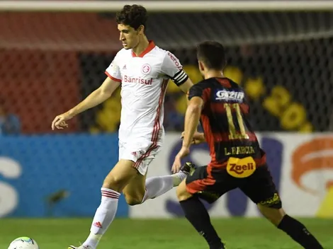 Dourado emociona torcida do Inter em retorno aos gramados