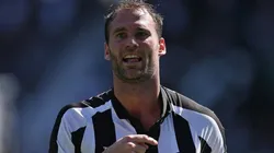 Após vitória 'suada' e erro de Forster, Carli se manifesta na web