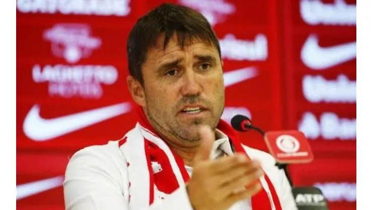 Eduardo Coudet "ironiza" qualidade do elenco do Internacional