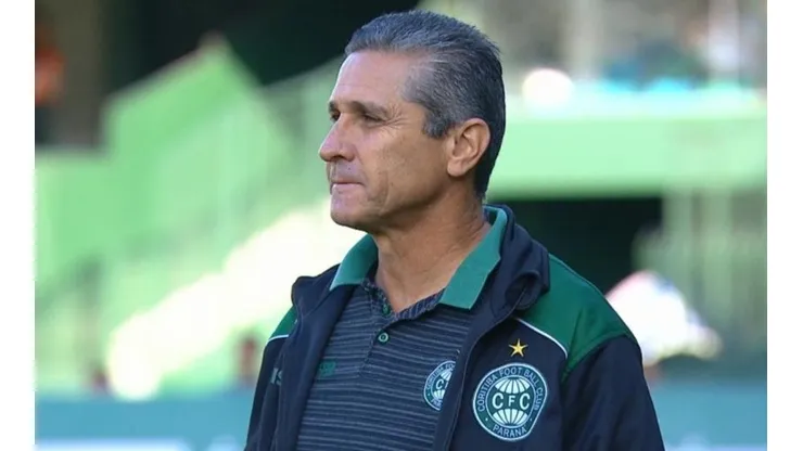 Jorginho faz mudanças e encaminha escalação do Coritiba