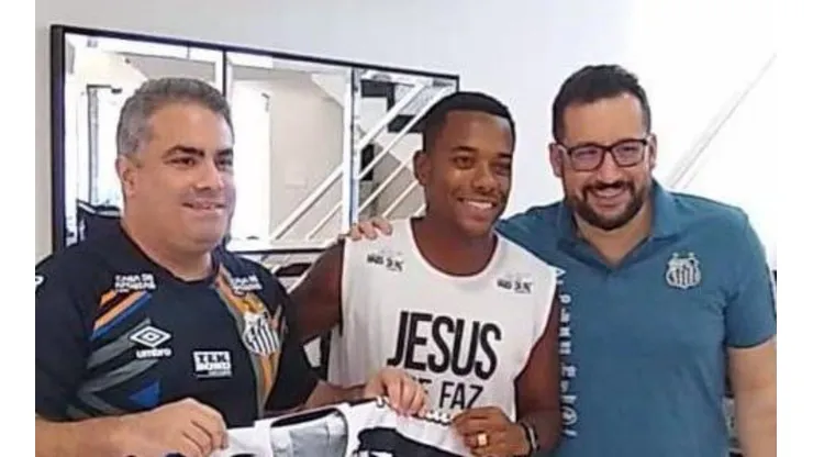 Santos acerta salários e tempo de contrato com Robinho