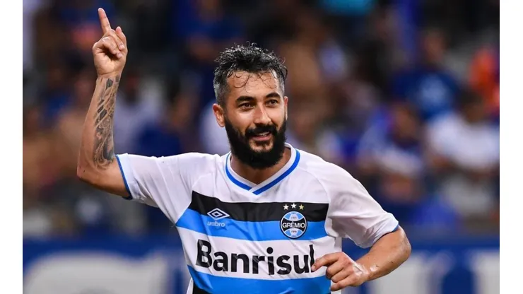 Douglas rescinde com Brasiliense para jogar a Libertadores e pode enfrentar o Grêmio nas oitavas