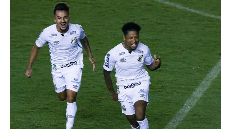 Santos x Fortaleza se enfrentam neste domingo, às 20h30, na Vila Belmiro - (Getty Images)