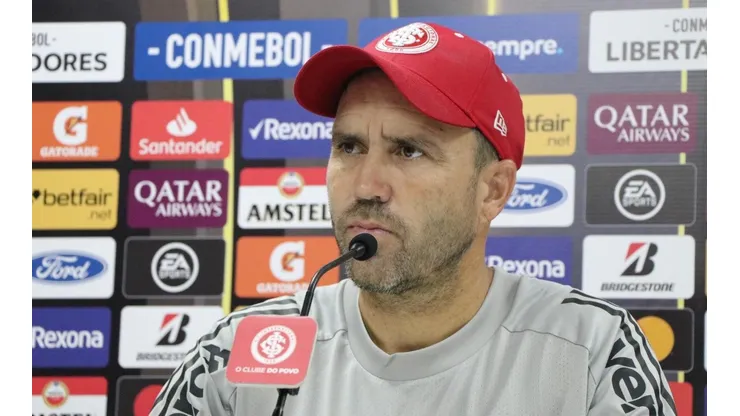 Coudet 'bate no peito' e assume responsabilidade por nova derrota em Gre-Nal
