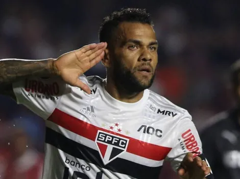 Dani Alves surpreende e volta a treinar no CT do São Paulo