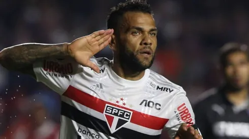 Dani Alves surpreende e volta a treinar no CT do São Paulo