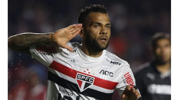Dani Alves surpreende e volta a treinar no CT do São Paulo