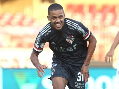 Diniz “barra” Brenner e define escalação pro clássico diante do Santos