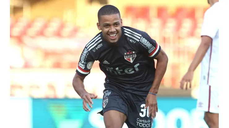 Diniz “barra” Brenner e define escalação pro clássico diante do Santos