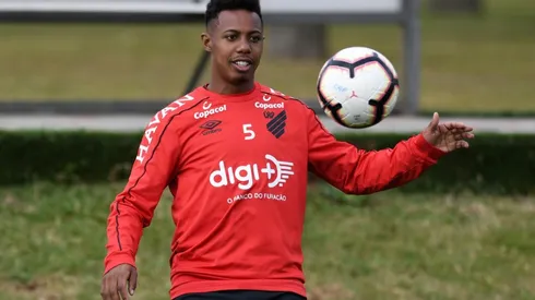 Wellington é novidade na lista de relacionados do Athletico para o clássico