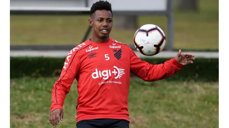 Wellington é novidade na lista de relacionados do Athletico para o clássico