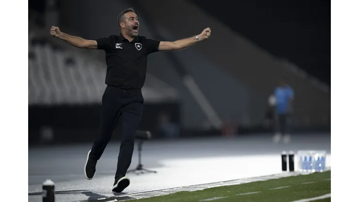 Artur Jorge dirige o líder do Brasileiro no momento.