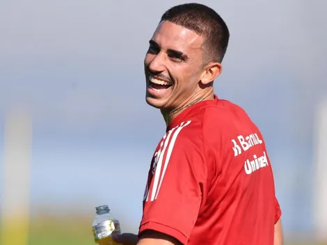 Thiago Galhardo é paparicado e responde torcedora na web