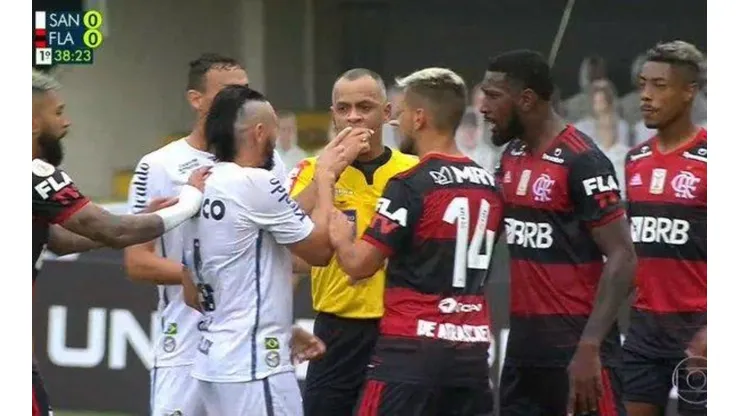 Jogador do Santos dispara contra VAR e questiona gols anulados